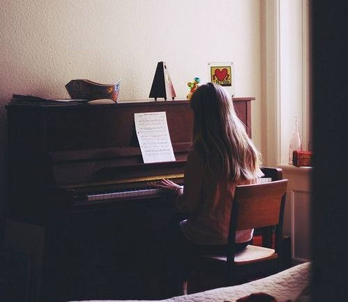 piano-girl-play
